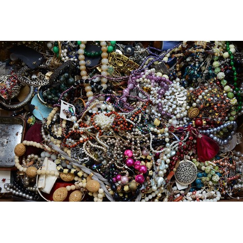 69 - A collection of assorted costume jewellery