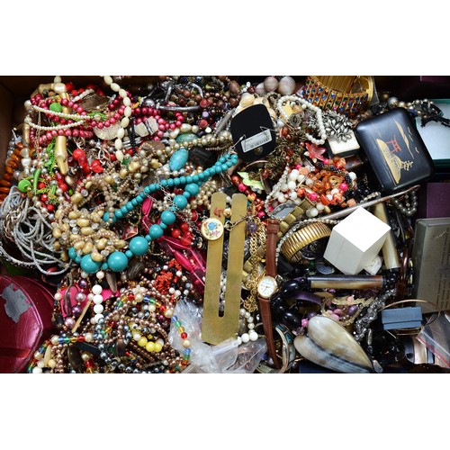 70 - A collection of assorted costume jewellery