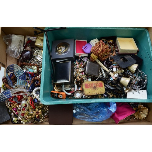 71 - A collection of assorted costume jewellery