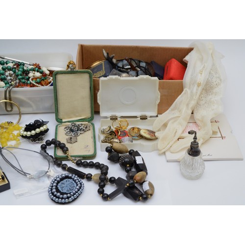 73 - A collection of assorted costume jewellery