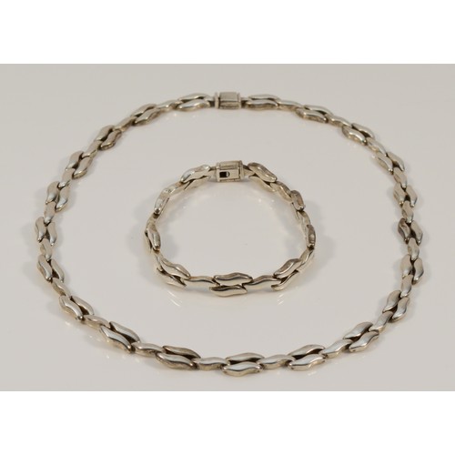 137 - E Scorcia, a 925 silver chain link panel bracelet, Mex TP120, 19cm, with matching necklace, 44cm, 84... 