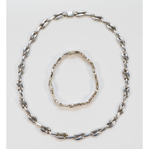 137 - E Scorcia, a 925 silver chain link panel bracelet, Mex TP120, 19cm, with matching necklace, 44cm, 84... 