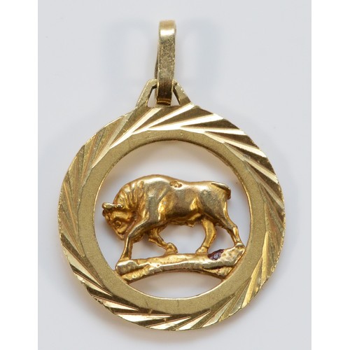 179 - A 585 gold pendant depicting Taurus, 25mm, 4.6g