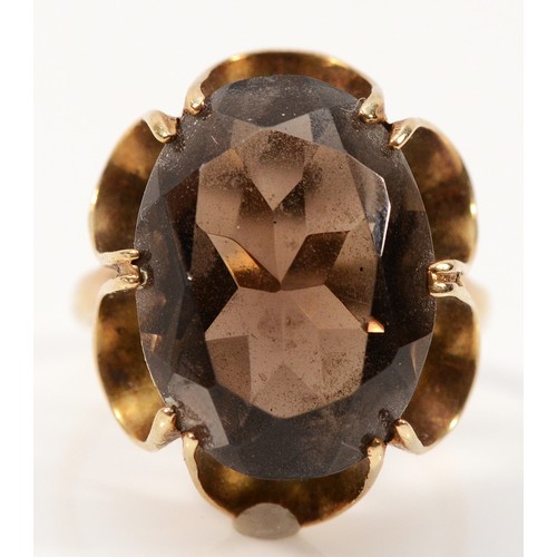 186 - A 9ct gold smokey quartz dress ring, 18mm x 13mm, O, 5.6g