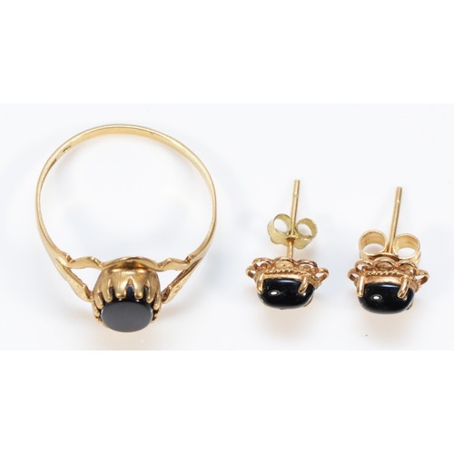 202 - A 9ct gold black onyx solitaire ring, O 1/2, together with a pair of 9ct gold black onyx earrings wi... 