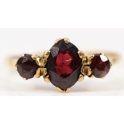 225 - A 9ct gold garnet three stone ring, S, 2.1g