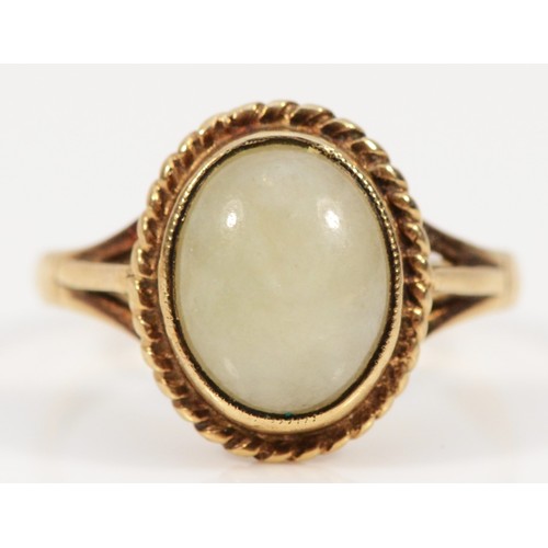 231 - A 9ct gold jade solitaire ring, with rope twist detail to the edges, J, 2.4g