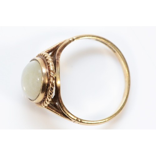 231 - A 9ct gold jade solitaire ring, with rope twist detail to the edges, J, 2.4g