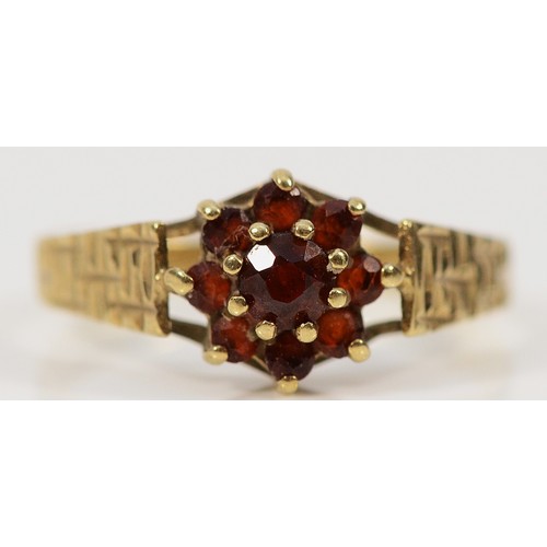 236 - A 9ct gold garnet cluster ring, G 1/2, 1.1g