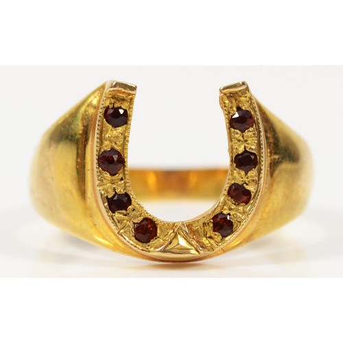 244 - A 9ct gold garnet horseshoe shaped ring, R, 3.3g