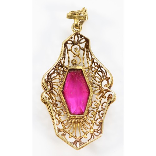 255 - A 585 continental gold synthetic ruby pendant, 30mm, 2.7g