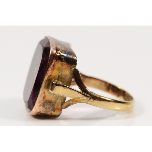 271 - A 9ct gold purple paste dress ring, Chester 1907, 19mm x 15mm, Q 1/2, 6.7g