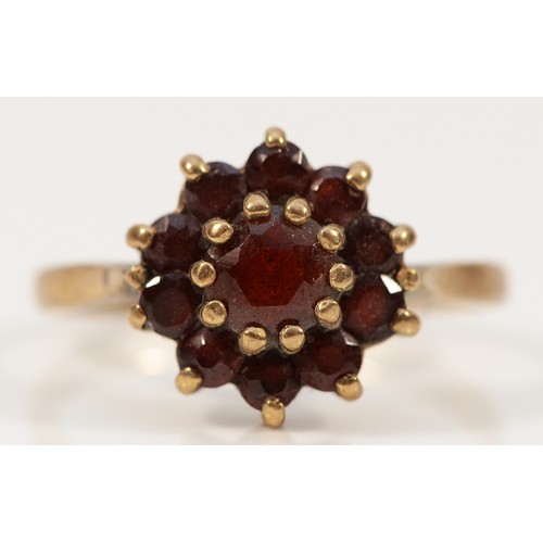 274 - A 9ct gold garnet cluster ring, M 1/2, 2.4g