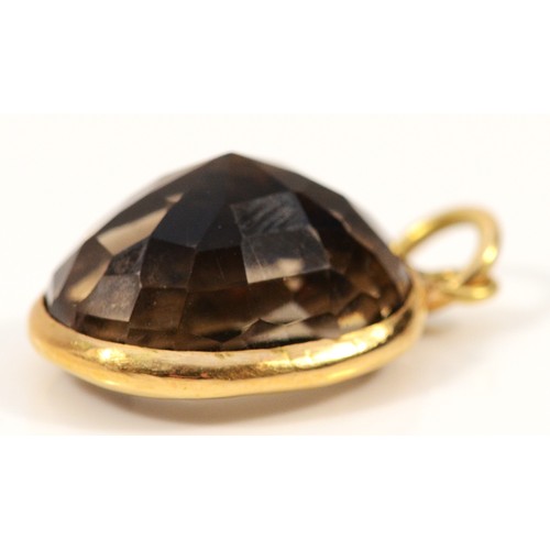 368 - A 15ct gold smokey quartz pendant with a 9ct gold bail, 18mm x 15mm, 4.4g