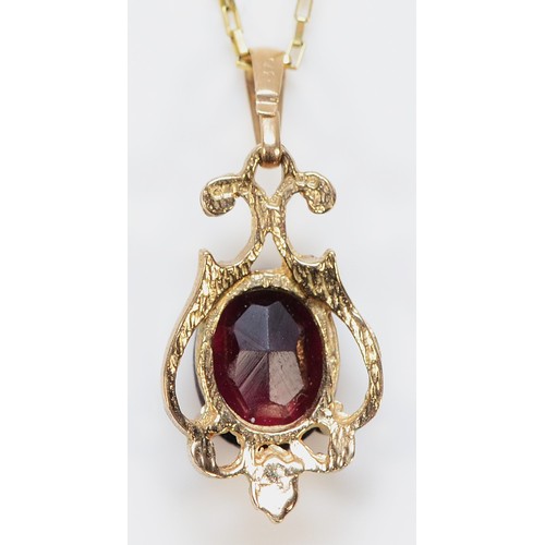 381 - A 9ct gold garnet pendant with a chain, 18mm, 2.2g