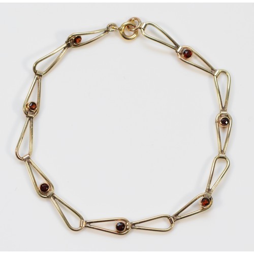 393 - A 9ct gold garnet chain link bracelet, 18cm, 3.3g