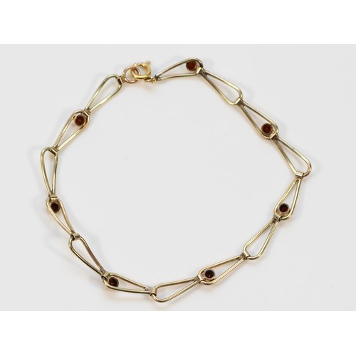 393 - A 9ct gold garnet chain link bracelet, 18cm, 3.3g