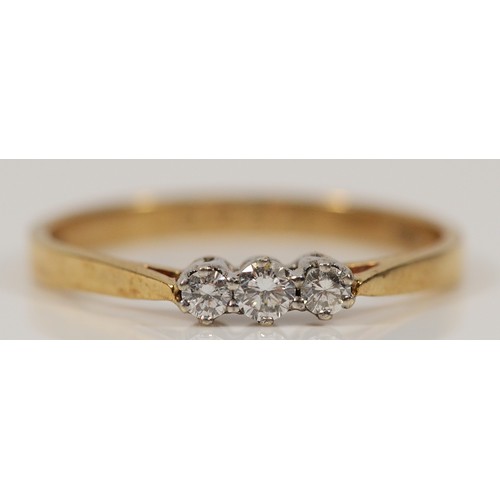 394 - A 9ct gold three stone brilliant cut diamond ring, O, 1.3g