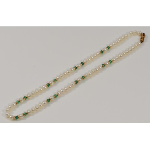 403 - A 9ct gold clasp cultured pearl and emerald necklace, 15.3g