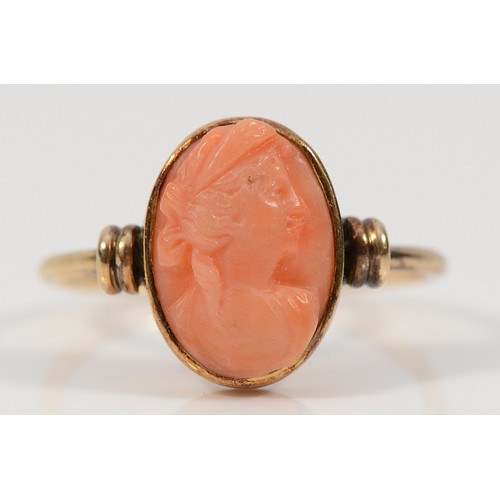 405 - An unhallmarked gold coral cameo dress ring, O 1/2, 2.5g