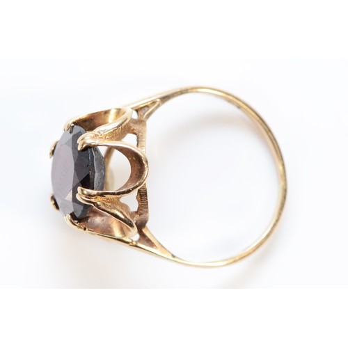 407 - A 9ct gold garnet dress ring, London 1970, 12mm x 9mm garnet, M, 3.3g