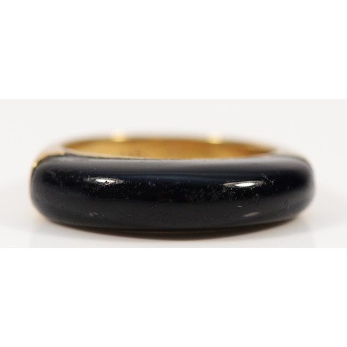 415 - A 9ct gold and black onyx dress ring, F, 2.9g