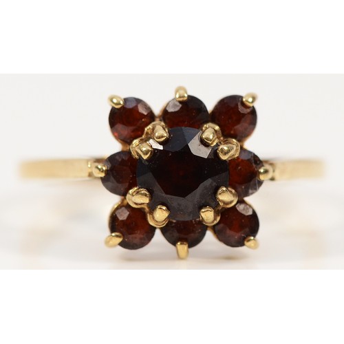 420 - A 9ct gold garnet cluster ring, London 1979, O, 2.8g