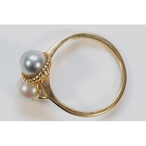 422 - A 9ct gold cultured pearl dress ring, R, 3.7g