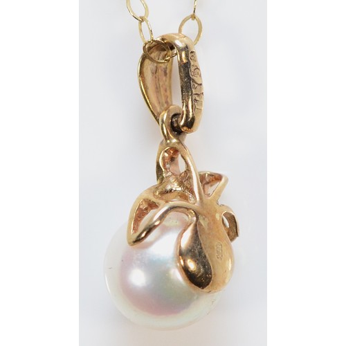 424 - A 9ct gold cultured pearl and diamond drop pendant with a chain, 15mm, 1.2g