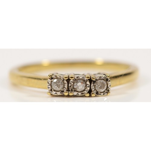 425 - A 9ct gold brilliant cut diamond three stone ring, Q 1/2, 2.4g