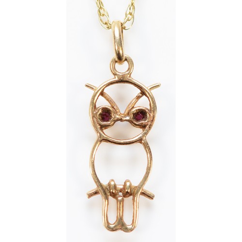 438 - A 9ct gold ruby eyed owl pendant with a chain, 15mm, 1.1g