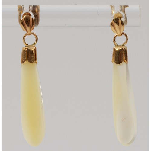 443 - A pair of 9ct gold mother of pearl drop earrings with scroll backs, 25mm, 2g