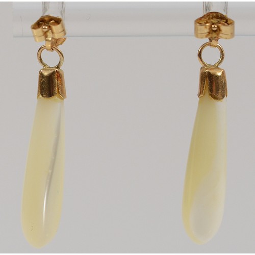 443 - A pair of 9ct gold mother of pearl drop earrings with scroll backs, 25mm, 2g