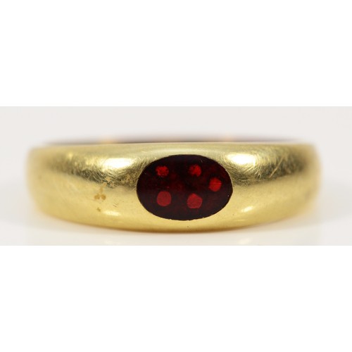 450 - A 585 gold and red gemstone dress ring, U, 3g