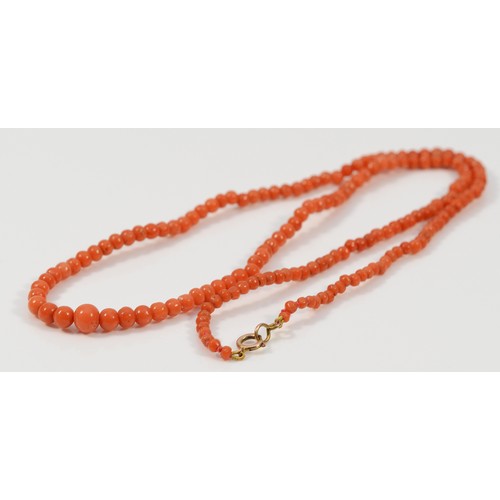 469 - A 9ct gold clasp coral beaded necklace, graduating bead size, largest 6mm, 11.1g