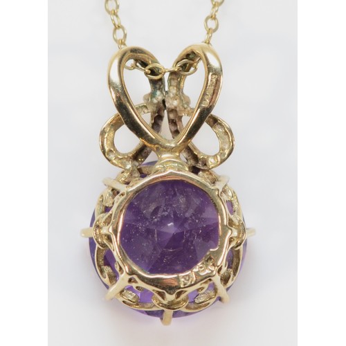 479 - A 9ct gold amethyst pendant on a chain, 12mm, 3.3g