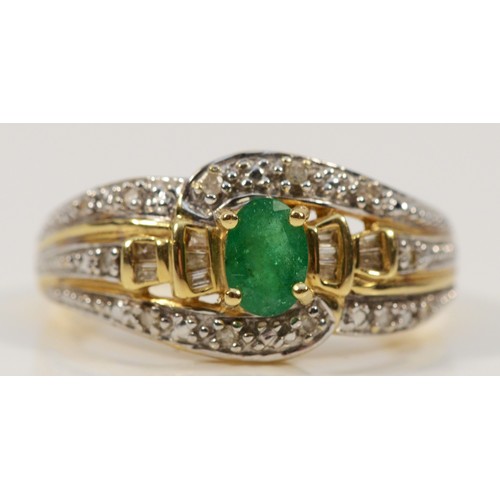 513 - A 585 gold diamond and emerald dress ring, O 1/2, 3.5g