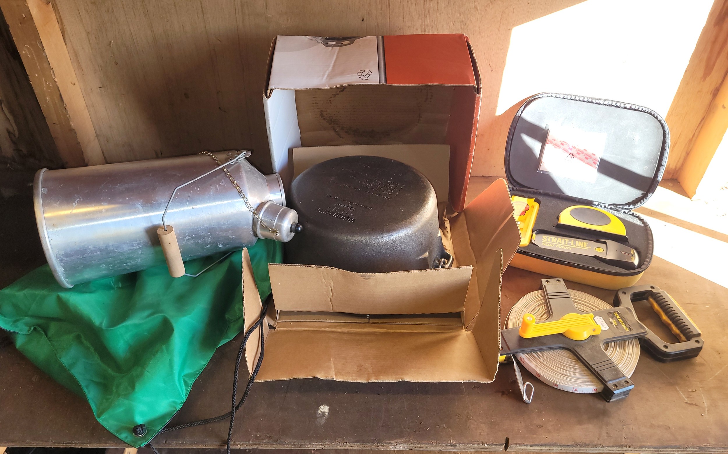 A boxed Strait-Line stud finder, a 50m hand held tape measure, a Wagner ...