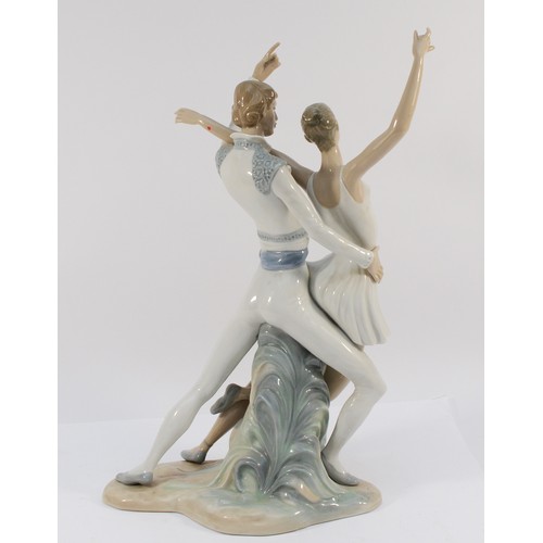 A Lladro Nao figurine, entitled 'Finale' and depicting a pair of