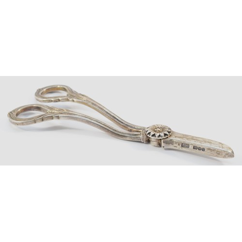 10 - A pair of silver Mappin & Webb grape scissors, London 1986, 15cm, 99gm.