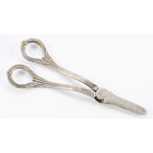 10 - A pair of silver Mappin & Webb grape scissors, London 1986, 15cm, 99gm.