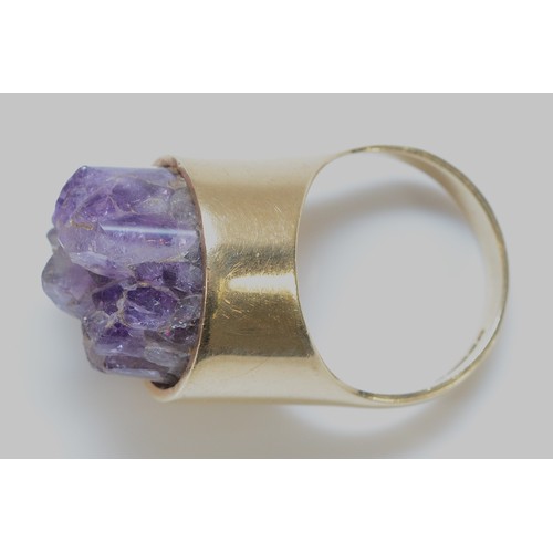 95 - A 9ct gold raw amethyst dress ring, O, 13.6g