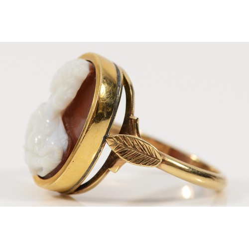 118 - An early 19th Century gold mounted hardstone cameo ring, depicting Cleopatra with a snake coiled aro... 