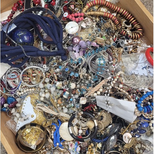 6 - Approximately 10kg of costume jewellery, unchecked