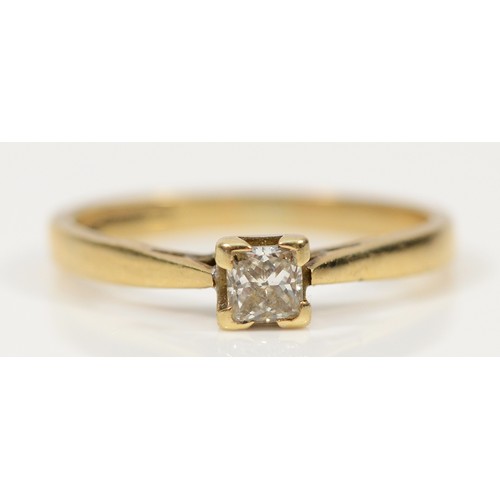 748 - A 9ct gold Princess cut diamond solitaire ring, M, 1.7g