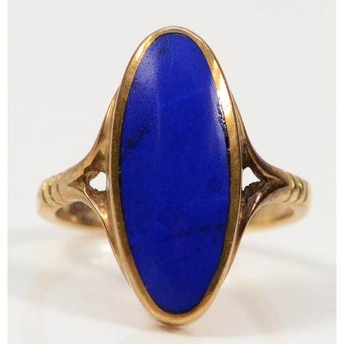 754 - A 9ct gold lapis lazuli cocktail ring, K, 4.6g