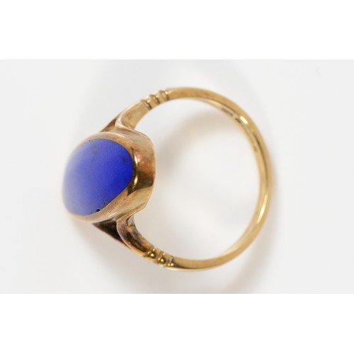 754 - A 9ct gold lapis lazuli cocktail ring, K, 4.6g