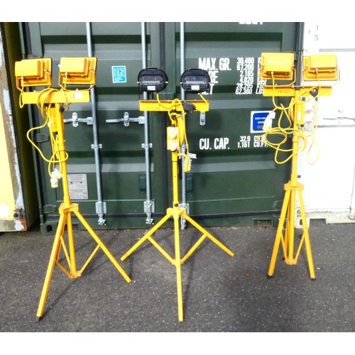 38 - Two Elite 110v 2 x 30w retractable leg lighting units, also an Elite 110v 2 x 50w retractable leg li... 