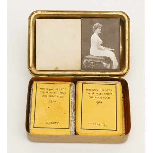 A WWI brass Princess Mary 1914 Christmas tin, containing its