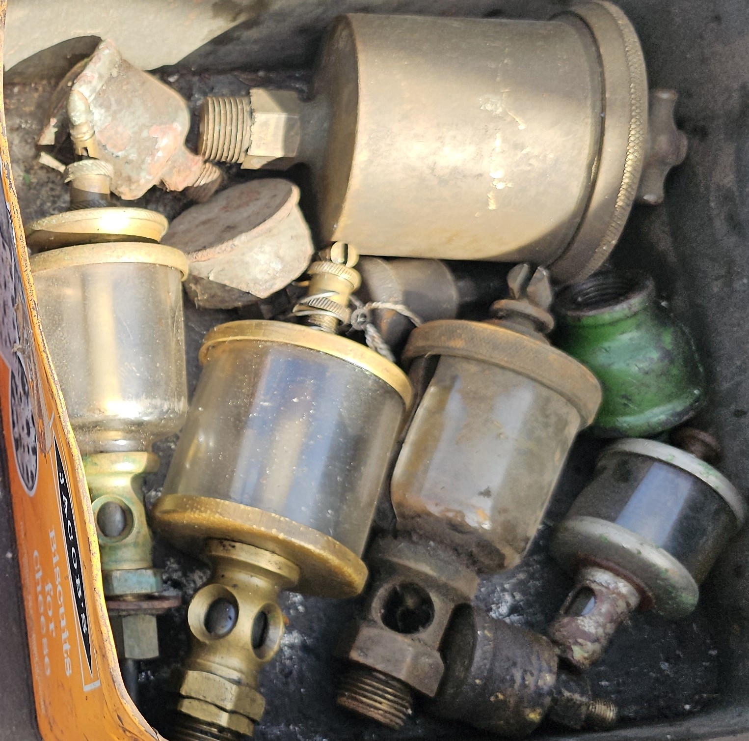 Various stationary engine oilers
